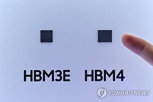 '반도체 원조' 삼성전자의 HBM4 실물 (서울=연합뉴스) 임화영 기자 = 22일 서울 강남구 코엑스에서 열린 '반도체대전(SEDEX) 2025'에 마련된 삼성전자 부스에 6세대 고대역폭 메모리인 HBM4와 HBM3E 실물이 전시돼있다. 2025.10.22 hwayoung7@yna.co.kr