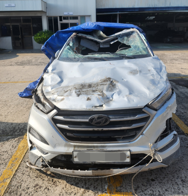 지난해 발생한 경남 사천 채석장 발파 직후 견인된 피해 차량. 유족 제공