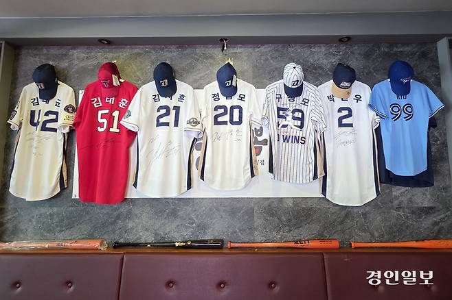 식당 내부 벽면에 야구 유니폼과 배트가 전시돼 있다. /황성규기자 homerun@kyeongin.com
