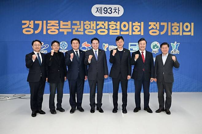 ▲ 이민근(오른쪽 세번째) 안산시장이 28일 안양시 스마트도시통합센터에서 열린 '제93차 경기중부권행정협의회(회장 이민근 안산시장) 정기회의'를 참석자들과 기념사진을 찍고 있다. /사진제공=안양시