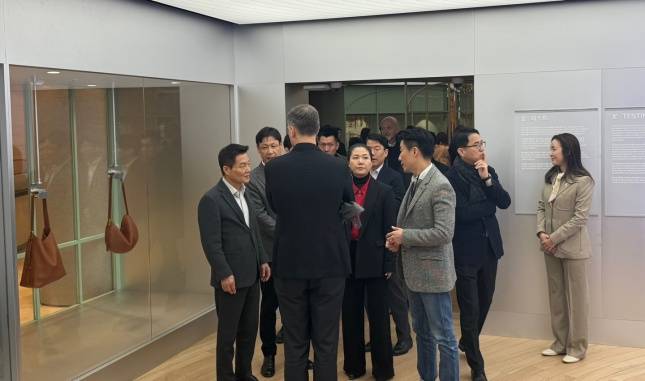박주형 신세계 대표이사 사장(왼쪽)이 루이비통, 백화점 관계자들과 루이비통 매장을 둘러보고 있다. /사진=김다이 기자 @neverdie