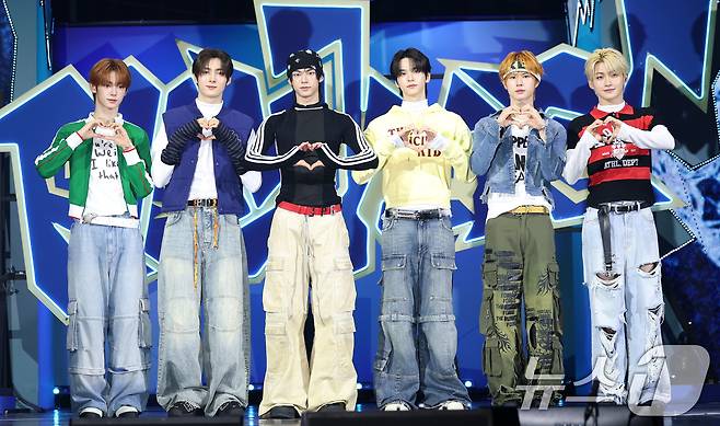 그룹 투어스(TWS) 한진(왼쪽부터)과 영재, 도훈, 신유, 경민, 지훈 ⓒ News1 권현진 기자