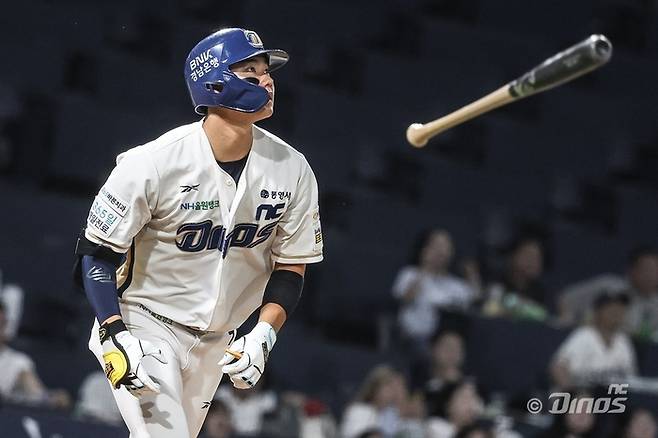 NC 김주원이 창원NC파크에서 열린 2025 KBO리그 두산과 경기에서 홈런을 때린 후 타구를 바라보고 있다. 사진 | NC 다이노스