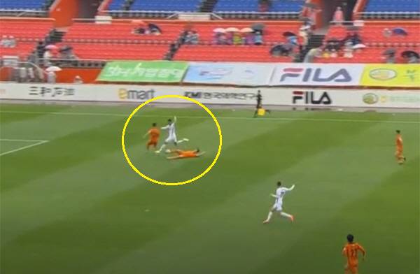 제주, 안양전 수비 클리어링 미스 장면. 중계화면