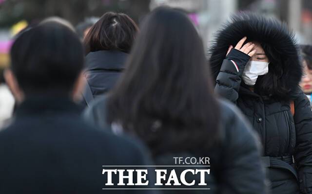 금요일인 28일은 전날보다 아침 기온이 낮고, 강한 바람이 불면서 체감 온도도 떨어져 본격적인 추위가 시작되겠다. 전국 내륙을 중심으로 아침 기온이 영하권(강원내륙·산지 -5도 안팎)으로 내려가면서 얼음이 어는 곳도 있겠다. /이새롬 기