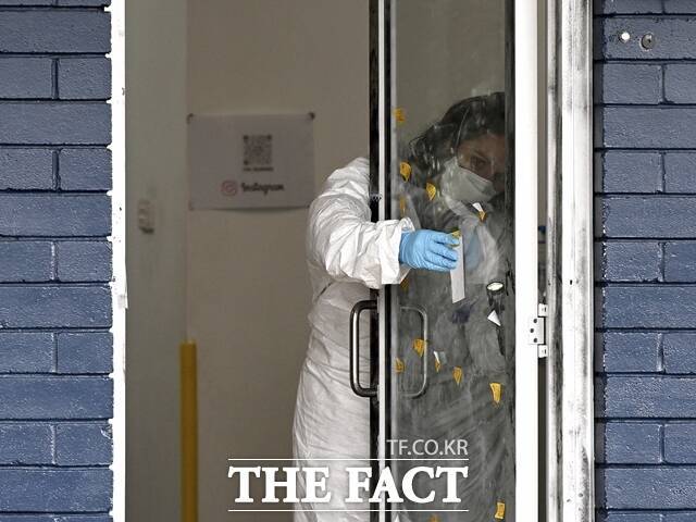 살인 피고인 유 씨는 교도소에서 "두 달 전까지만 해도 나는 착했다. 그런데 지금은 살인자가 됐다"며 "부끄러움과 죄책감, 그리고 슬픔을 느낀다"고 고백했다고 전해졌다. 사진은 지난해 2월 21일 사건 현장을 조사 중인 경찰 과학수사대의 모습. /AP.뉴시스