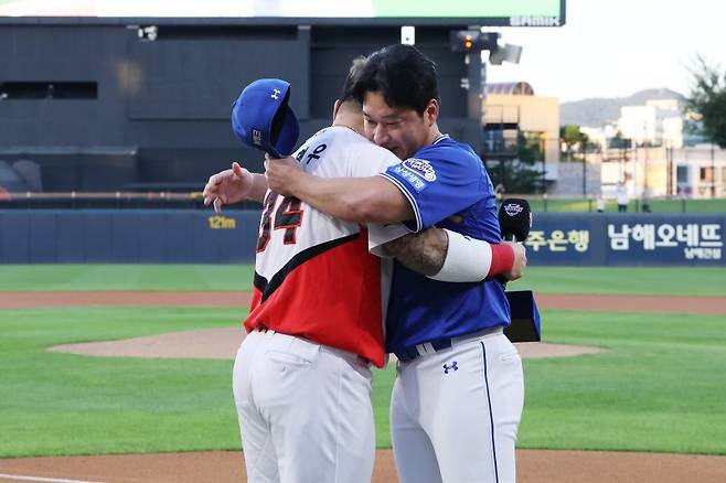 삼성 라이온즈 오승환이 10일 광주 기아 챔피언스필드에서 2025 신한 SOL뱅크 KBO리그 KIA 타이거즈와의 경기를 앞두고 진행된 은퇴 투어 행사에 참석해 KIA 최형우로부터 감사패를 받으며 포옹하고 있다.뉴스1