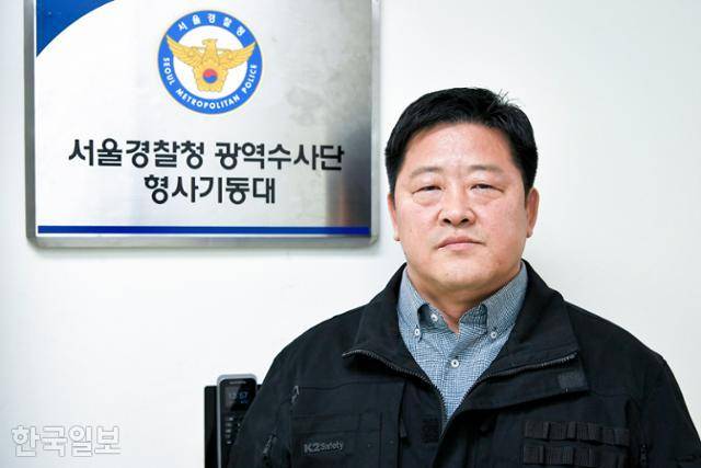 김 팀장이 서울 성북구 종암경찰서에 위치한 형사기동대 사무실 앞에서 포즈를 취하고 있다. 임지훈 인턴기자