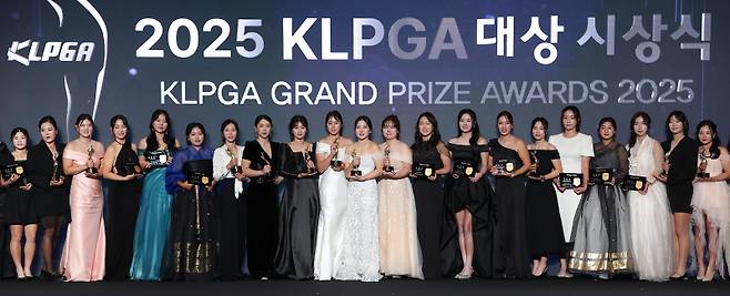 <yonhap photo-3879=""> KLPGA 대상 시상식 기념촬영 (서울=연합뉴스) 김성민 기자 = 28일 서울 강남구 그랜드 인터컨티넨탈 파르나스 호텔에서 열린 'KLPGA 대상 시상식에서 대상을 수상한 유현조를 비롯한 수상자들이 기념촬영을 하고 있다. 2025.11.28 ksm7976@yna.co.kr/2025-11-28 18:32:47/ <저작권자 ⓒ 1980-2025 ㈜연합뉴스. 무단 전재 재배포 금지, AI 학습 및 활용 금지></yonhap>