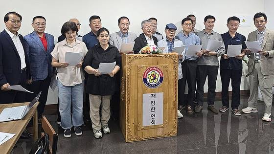 전·현직 캄보디아 한인회장 등으로 구성된 '캄보디아 한인사회 비상대책위원회'가 지난달 28일(현지시간) 캄보디아 프놈펜에 있는 한인회 사무실에서 회의를 마친 뒤 한국 정부에 여행 금지 해제 등 성명을 발표하고 있다. 연합뉴스