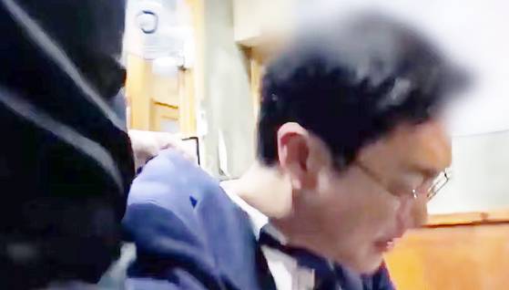 피해자 A씨의 남자친구가 장경태 더불어민주당 의원의 멱살을 잡고 있다. TV조선 캡처