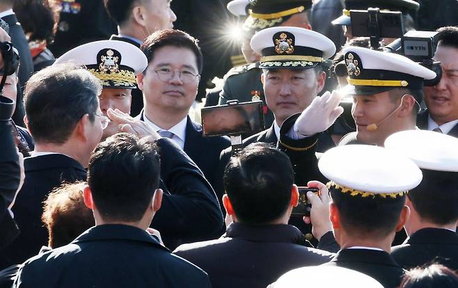 이재용 삼성전자 회장이 28일 경남 창원시 진해구 해군사관학교 연병장에서 열린 제139기 해군·해병대 사관후보생 수료 및 임관식에서 이 회장 장남 이지호 소위의 거수경례를 받고 있다. /사진=뉴스1