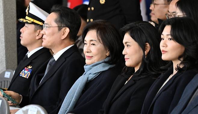 이재용 삼성전자 회장과 홍라희 리움미술관 명예관장, 이서현 삼성물산 사장이 28일 경남 창원시 진해구 해군사관학교에서 열린 '제139기 해군사관후보생 임관식'에 참석해 있다. /사진=연합뉴스