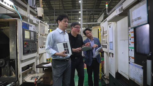 <사진설명 = 에스씨티 관계자가 CNC 가공설비 앞에서 AI 이상탐지 적용 결과를 점검하고 있다.>