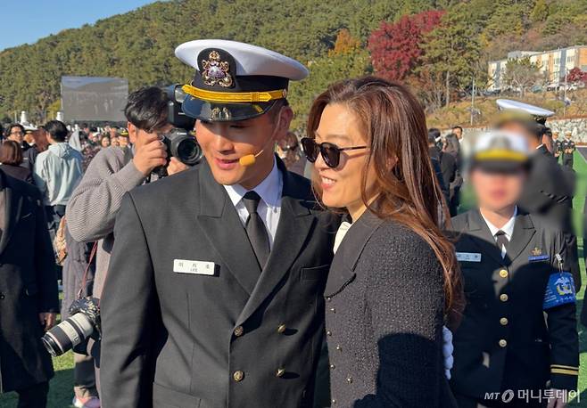 임세령 대상홀딩스 부회장이 신임 해군 장교로 첫발을 내딛은 아들 이지호씨를 안아주며 격려하고 있다./사진=공동취재단