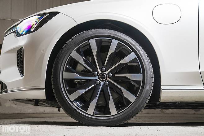 볼보 S90 T8 AWD Ultra 사진 모터매거진 최재혁 기자