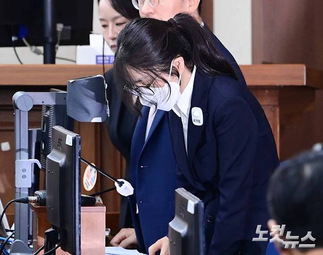 윤석열 전 대통령의 부인 김건희씨가 24일 오후 서울 서초구 서울중앙지방법원에서 열린 첫 재판에 출석하고 있다. 사진공동취재단