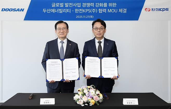 지난 27일 두산에너빌리티 창원 본사에서 진행된 해외 발전 프로젝트 경쟁력 강화를 위한 업무협약 체결식에서 한전KPS 김홍연 사장(왼쪽)과 두산에너빌리티 윤요한 마케팅부문장이 기념 촬영을 하고 있다.