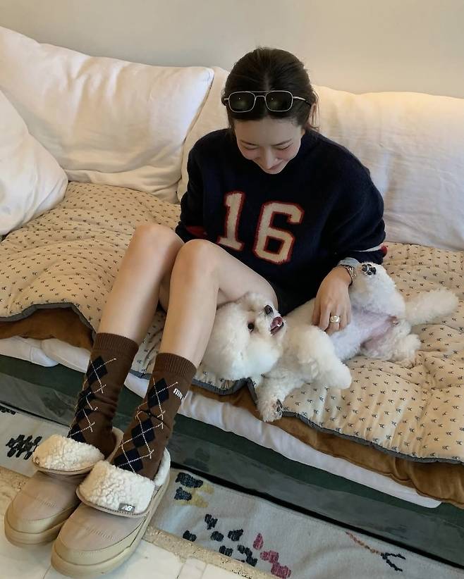 아이브 레이, 차정원, 태연 등이 선택한 패딩 슈즈. 사진출처|차정원 인스타그램 캡처