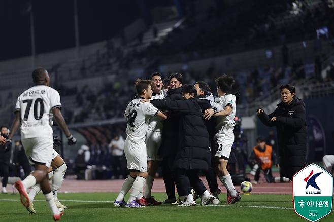 성남FC 선수들이 27일 목동종합운동장에서 열린 서울 이랜드전에서 골을 넣은 뒤 기뻐하고 있다. /사진=한국프로축구연맹 제공