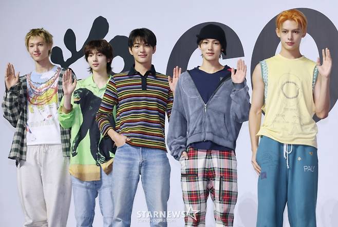 빅히트 신인그룹 코르티스(CORTIS)가 18일 오후 서울 용산구 블루스퀘어에서 진행된 데뷔앨범 '컬러 아웃사이드 더 라인스'(COLOR OUTSIDE THE LINES) 발매기념 쇼케이스에서 포즈를 취하고 있다. 이번 앨범에는 타이틀곡 '왓 유 원트'(What You Want)를 비롯해 '고!'(GO!), '패션'(FaSHioN), '조이라이드'(JoyRide), '럴러바이'(Lullaby) 등 총 5곡이 수록됐다. /2025.08.18 /사진=이동훈 photoguy@