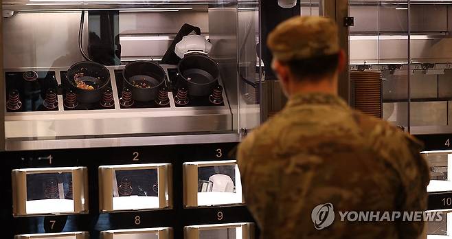 '미 육군 최초 자동화 식당'…대구 캠프 워커서 시범 운영 (대구=연합뉴스) 윤관식 기자 = 28일 대구 남구 주한미군 제19 지원사령부 캠프 워커에 설치된 자동화 식당인 '마켓 19'에서 한 미군이 로봇이 조리하는 급식을 기다리고 있다.
해당 식당은 미 육군 최초의 자동화 식당으로 이달부터 6개월간 시범 운영한다. 2025.11.28 psik@yna.co.kr