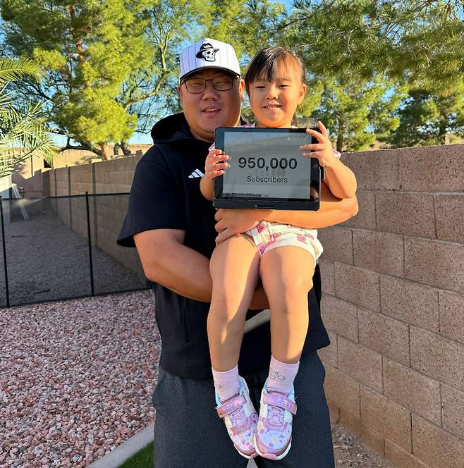 (구독자 '95만명 기념패'와 함께 포즈를 취한 에릭 심과 그의 딸)