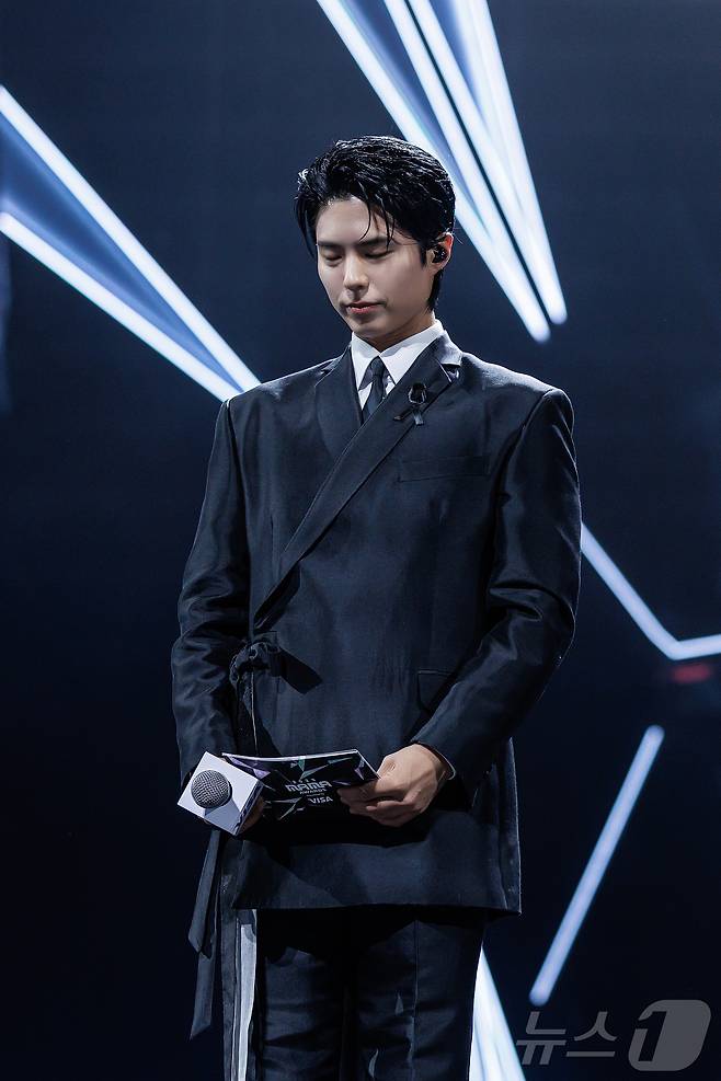 배우 박보검이 28일(현지시간) 오후 홍콩 카이탁 스타디움에서 열린 대중음악 시상식 '2025 마마 어워즈'(2025 MAMA AWARDS)에 호스트로 참석해 홍콩 아파트 화재 희생자들을 추모하고 있다. (CJ ENM 제공. 재판매 및 DB금지) 2025.11.29/뉴스1 ⓒ News1 권현진 기자