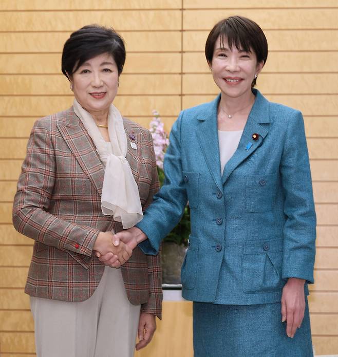 고이케 유리코 도쿄도지사(왼쪽)와 다카이치 사나에 일본 총리./AFP 연합뉴스