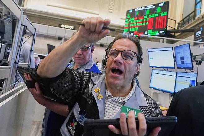 뉴욕 증시 3대 지수가 11월 마지막 거래일인 28일(현지시간) 일제히 상승하며 5거래일 연속 오름세로 장을 마쳤다. 이날은 추수감사절 이튿날인 '블랙 프라이데이'로 장이 일찍 문을 닫았다. AP 연합