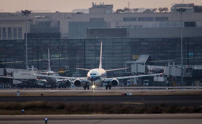 지난 18일 중국 상하이 한 국제공항 활주로에 여객기들이 활주로로 진입하려 하고 있다. EPA 연합뉴스