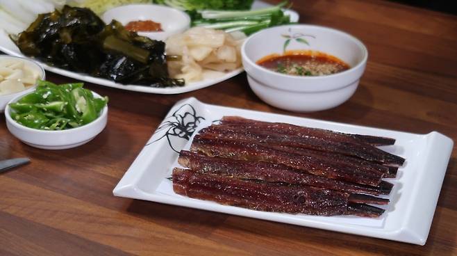 갖은 야채에 '비법 초장'을 찍은 과메기를 싸먹으며 소주 한 병을 달게 비운다.