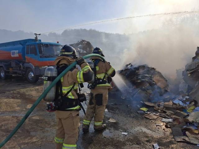 ▲ 29일 오후 2시 1분쯤 삼척시 등봉동의 한 야적장에 쌓여있던 파지더미에서 불이 나 1시간 30여분만에 꺼졌다. 강원소방본부 제공