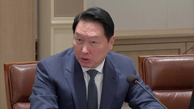 최태원 SK 회장이 지난 16일 용산 대통령실에서 열린 한미 관세협상 후속 민관 합동회의에 참석한 모습.