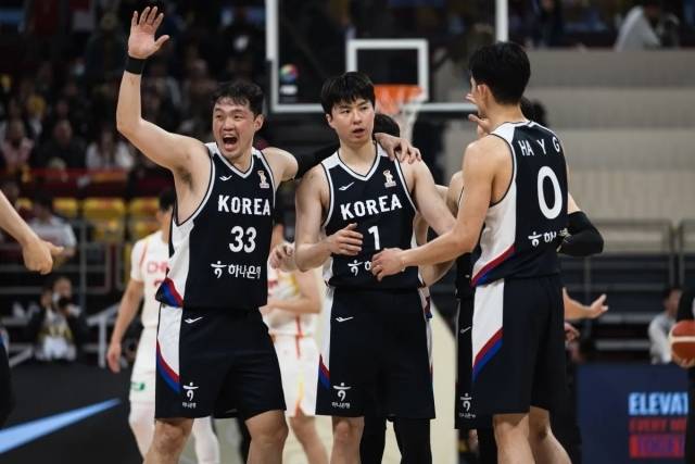 전희철 감독이 이끈 대한민국 남자농구 대표팀은 28일(한국시간) 중국 베이징의 우커송 스포츠 아레나에서 열린 중국과의 2027 FIBA 카타르 농구월드컵 아시아 예선 1라운드 조별리그 B조 원정 1차전에서 80-76으로 승리했다. 사진=FIBA 제공