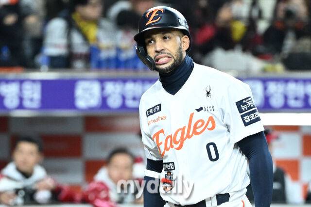 29일 대전 한화생명 볼파크 야구장에서 열린 '2025 신한 SOL 뱅크 KBO 한국시리즈 3차전' LG 트윈스와 한화 이글스 경기. 한화 리베라토가 8회말 무사 1-3루에 헛스윙 삼진을 당하며 아쉬워하고 있다./마이데일리