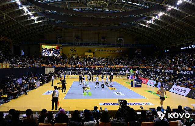 경기장을 가득 채운 KB손해보험 팬들./KOVO