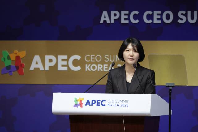 최수연 네이버 대표가 10월 29일 경북 경주 경주예술의전당에서 열린 ‘2025 APEC CEO 서밋’에서 ‘AI 주도 경제’를 주제로 연설하고 있다. 조태형 기자