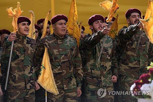 헤즈볼라 전사들 (베이루트 AP=연합뉴스) 2025년 11월 24일 레바논 베이루트 남쪽 교외에서 헤즈볼라 전사들이 전날 이스라엘의 공습으로 숨진 헤즈볼라 2인자 하이탐 알리 타바타바이 등의 장례 행렬에서 구호를 외치고 있다. (AP Photo/Hussein Malla) 2025.11.29.