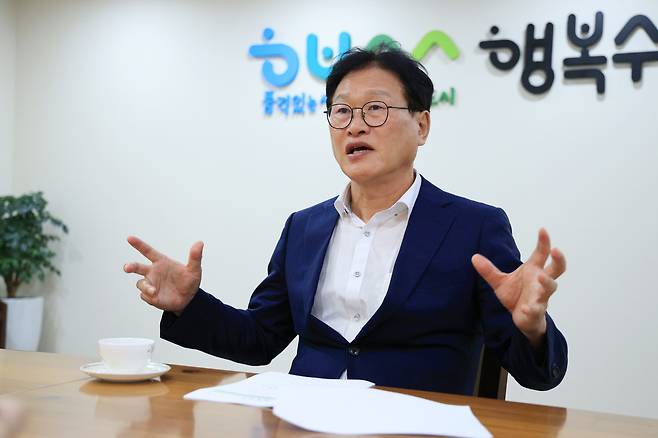 김대권 수성구청장이 수성못 수상공연장에 대한 견해를 밝히고 있다./대구 수성구청 제공