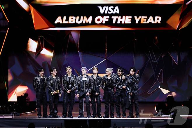 스트레이 키즈가 29일(현지시간) 오후 홍콩 카이탁 스타디움에서 열린 대중음악 시상식 '2025 마마 어워즈'(2025 MAMA AWARDS)에서 VISA 올해의 앨범상을 받은 뒤 소감을 말하고 있다. (CJ ENM 제공. 재판매 및 DB금지) 2025.11.29/뉴스1 ⓒ News1 권현진 기자