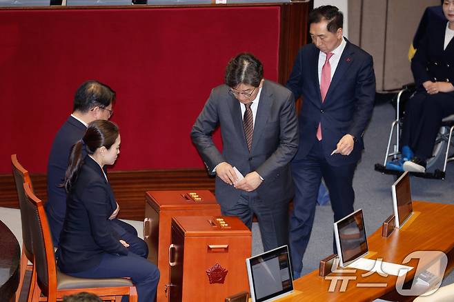2024년 12월 14일 오후 권성동 국민의힘 원내대표, 김기현 의원이 서울 여의도 국회에서 열린 제419회국회(임시회) 제4차 본회의에서 윤석열 대통령 탄핵소추안 무기명 투표를 하고 있다. 2024.12.14/뉴스1 ⓒ News1 안은나 기자