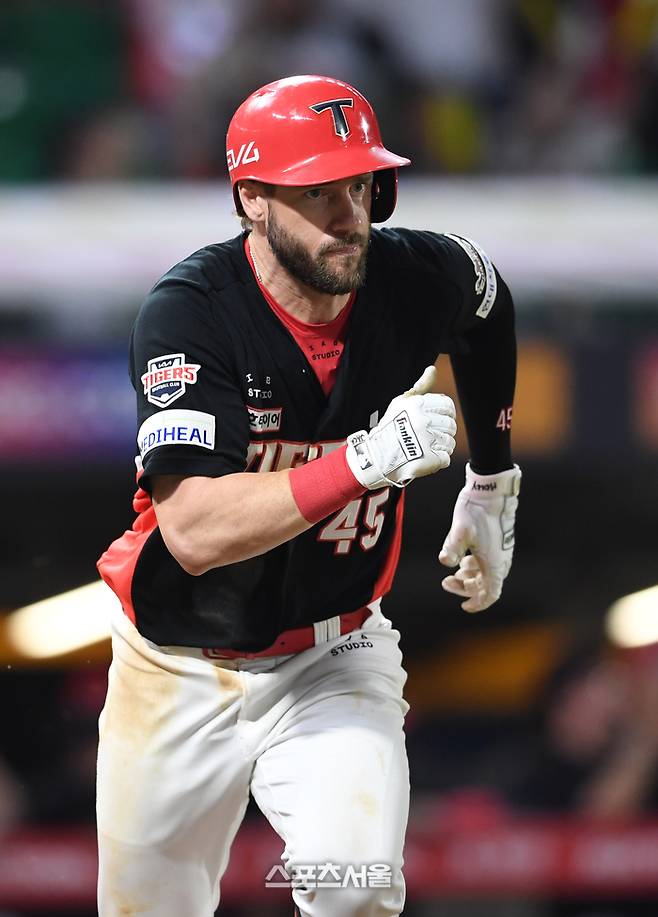 KIA 위즈덤이 인천SSG랜더스필드에서 열린 2025 KBO리그 SSG와 경기 연장 11회초 무사 만루 상황에서 SSG 투수 박기호를 상대로 2타점 적시타를 치고 있다. 문학 | 박진업 기자 upandup@sportsseoul.com