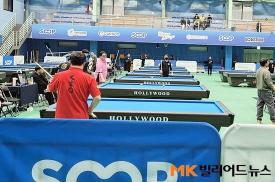 대한당구연맹이 최근 강원도 양구에서 열린 제20회 대한체육회장배 2025 전국당구대
회 생활체육선수(동호인) 3쿠션부문에 신설한 무핸디 마스터즈시합이 동호인들에게 호평을 받고 있다. 사진은 지난 21일 치러진 대한체육회장배 마스터즈부 경기 장면.