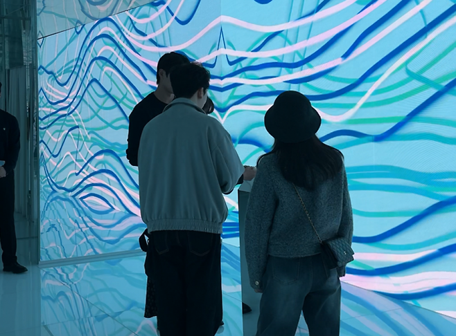 관람객의 심박 패턴을 시각화한 인터랙티브 공간. 전시의 마지막 챕터에서 ‘사랑’이라는 테마를 디지털 아트로 체험할 수 있다.