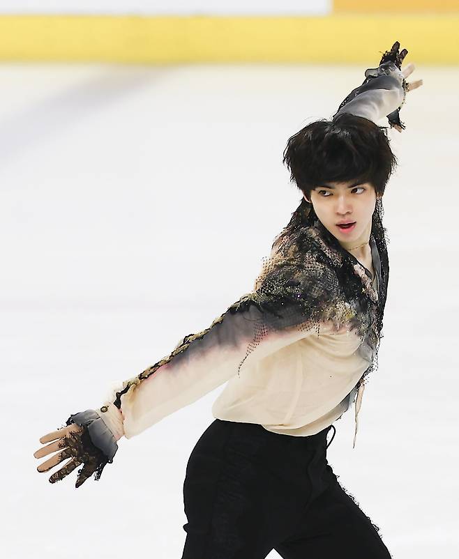 차준환이 30일 서울 목동아이스링크에서 열린 회장배 랭킹대회 겸 국가대표 1차 선발전 남자 싱글 프리스케이팅에 출전해 연기를 펼치고 있다. 차준환은 2위에 올랐다. 목동|뉴시스