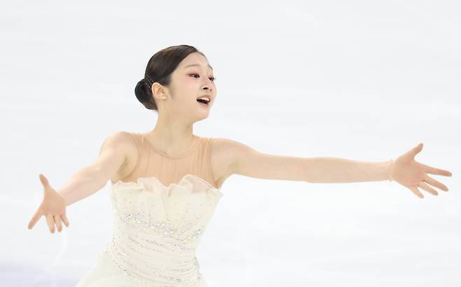 30일 목동아이스링크에서 열린 2025 전국남녀 피겨스케이팅 회장배 랭킹대회 여자 싱글 프리스케이팅에 출전한 신지아가 경기를 펼치고 있다. 이번 대회는 2026 밀라노·코르티나담페초 동계올림픽에 나설 대표팀 선수(남자 2명·여자 2명)를 뽑기 위한 1차 선발전이다. 2025.11.30 hama@yna.co.kr 연합뉴스