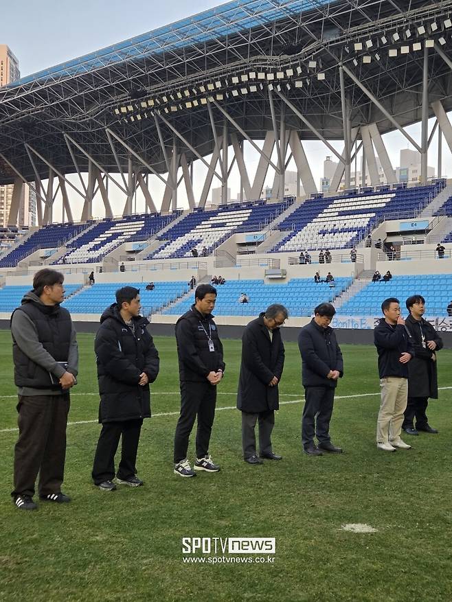 ▲ 30일 대구FC가 홈팬들 앞에서 2부리그로 강등됐다. 대구는 팬들의 성화가 상당하자 조광래 대표이사와 함께 서정목 미래기획실장, 이동준 경영기획부장, 성호상 선수강화부장 등이 서포터들 앞에 섰다.