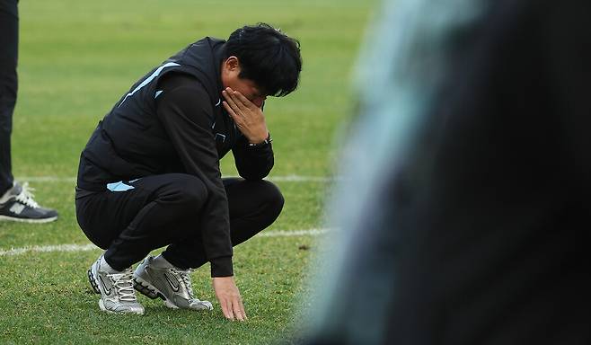 ▲ 30일 대구 북구 대구iM뱅크PARK에서 열린 2025 하나은행 K리그1 최종라운드 대구FC와 FC안양의 경기. 대구FC 김병수 감독이 무승부로 강등이 확정된 뒤 팬들에게 인사하기에 앞서 주저앉고 있다. ⓒ 연합뉴스