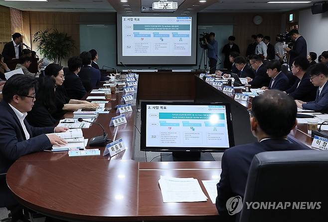 개보위, 마이데이터 선도서비스 시연회 (서울=연합뉴스) 이정훈 기자 = 20일 서울 종로구 정부서울청사 개인정보보호위원회에서 열린 마이데이터 선도서비스 시연회에서 가톨릭중앙의료원의 서비스가 시연되고 있다. 2025.5.20 uwg806@yna.co.kr